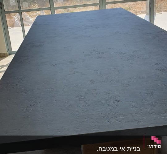 שולחן שיש כהה על רצפת שיש בהירה